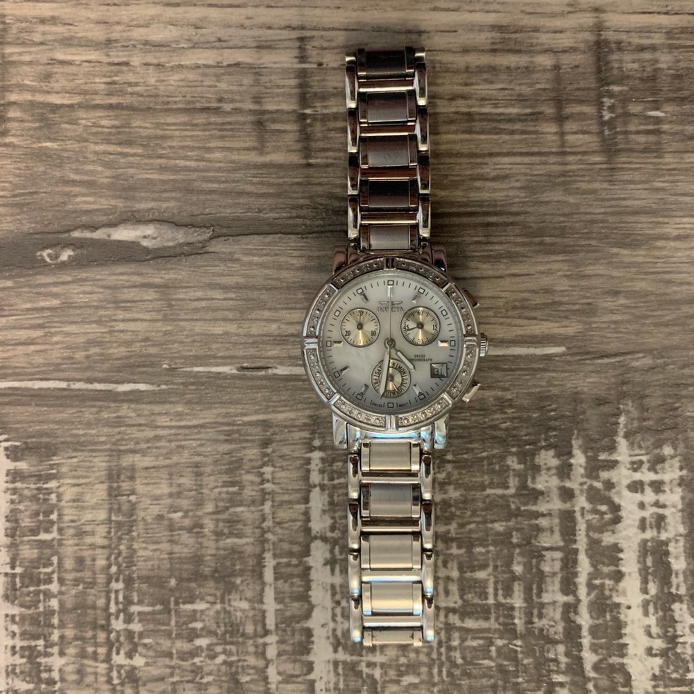 women’s invicta quartz watch